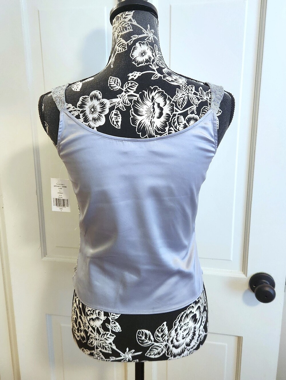 🆕️ 💎HTF Tahari Luxe💎 - Silver Sequin Scoop-Neck Tank Top - Picture 3 of 14